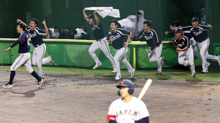 The final match between South Korea and Japan at the 2026 Aichi-Nagoya Asian Games held at Toyohashi Municipal Baseball Stadium in Aichi Prefecture, Japan, on the 27th. South Korean national team players run toward the field cheering after winning the gold medal with a score of 3-1. (Photo: Yonhap News)