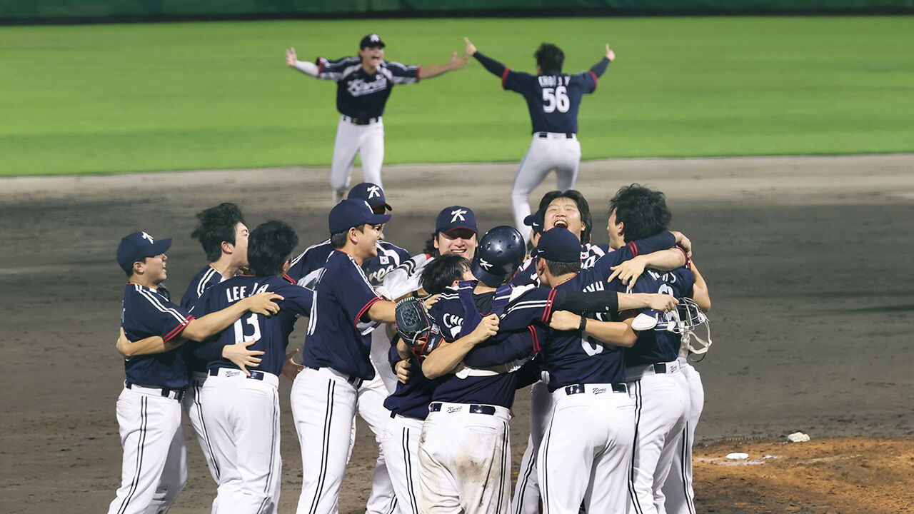 South Korean players rejoice after winning 3-1 and taking the gold medal in the final match between South Korea and Japan at the 2026 Aichi-Nagoya Asian Games held at Toyohashi Municipal Baseball Stadium in Aichi Prefecture, Japan, on the 27th.