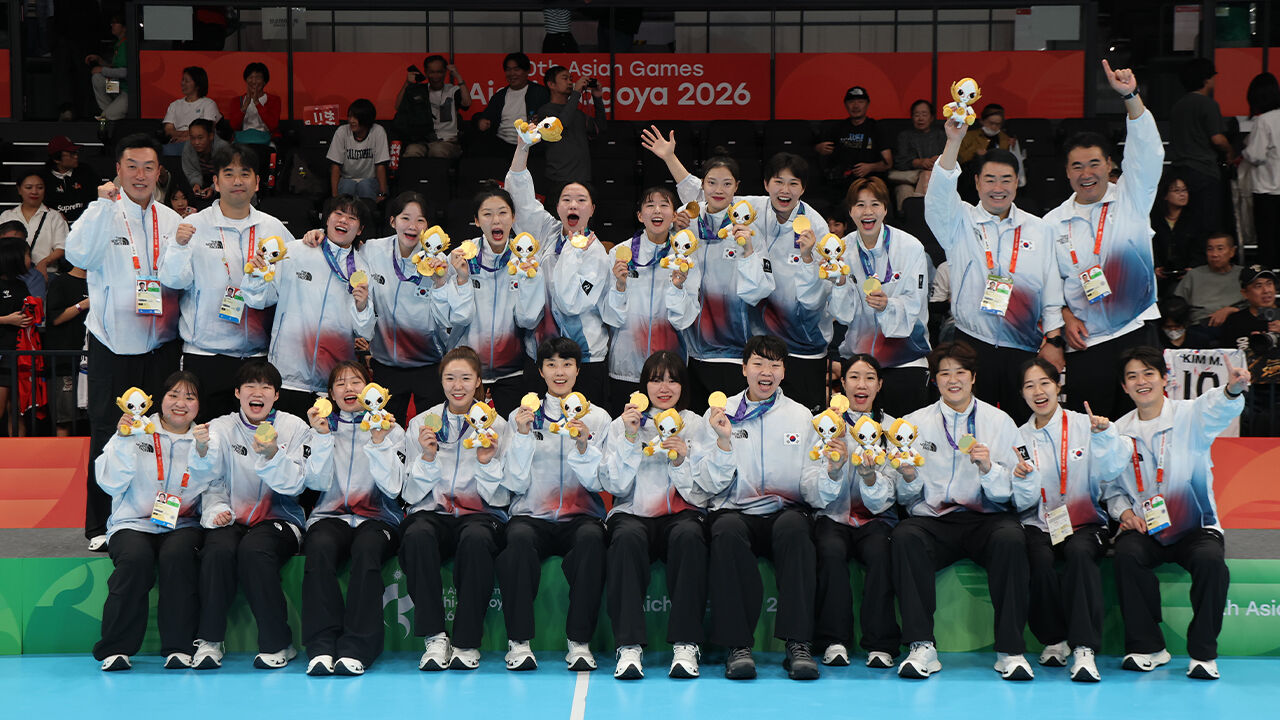 South Korean athletes who defeated Japan to win the gold medal in the women's handball final of the 2026 Aichi-Nagoya Asian Games held at the Inazawa Entrio in Aichi Prefecture, Japan, on September 27 show off their medals.