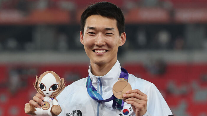 South Korea's Woo Sang-hyeok, who won the bronze medal in the men's high jump at the 2026 Aichi-Nagoya Asian Games held at the Mizuho Park Stadium in Nagoya, Aichi Prefecture, Japan, on September 27, displays his medal.