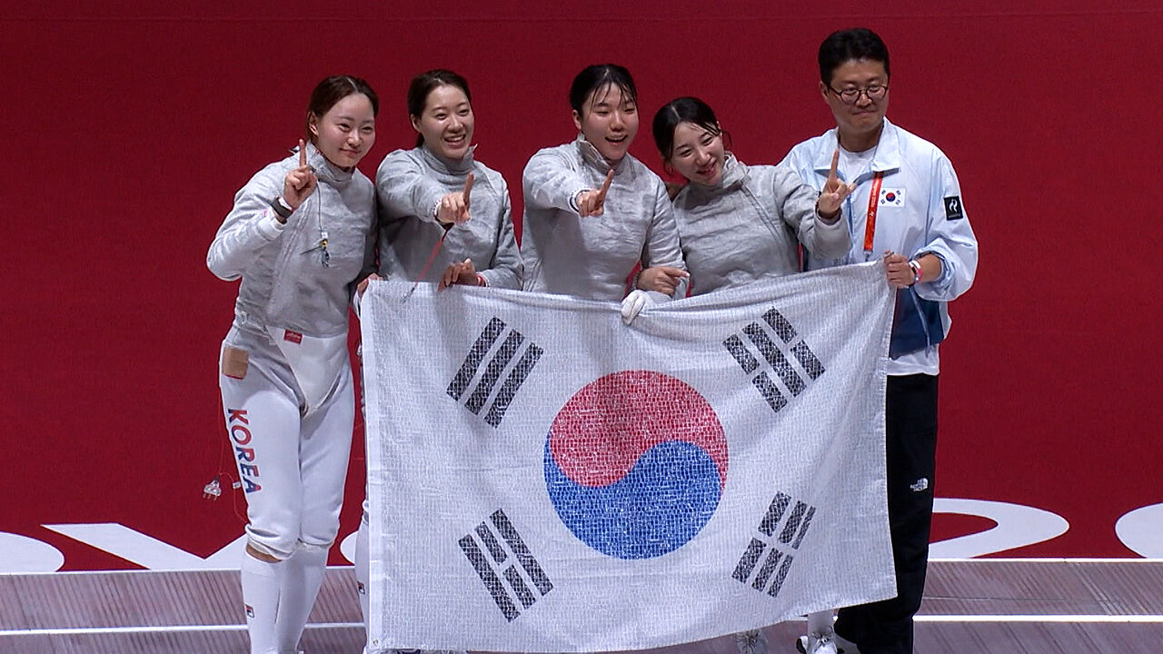 '태극검객'들도 일본 완파…여자 사브르 '금빛 찌르기'