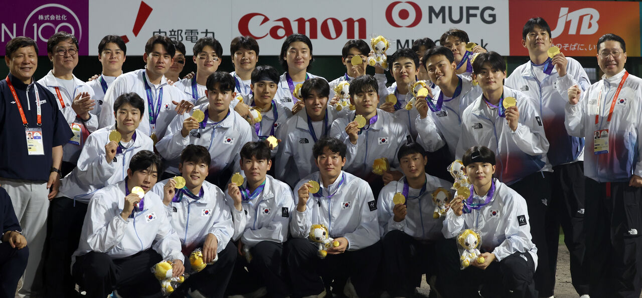 South Korean national team players, who won the gold medal at the baseball final of the 2026 Aichi-Nagoya Asian Games held at the Toyohashi Municipal Baseball Stadium in Aichi Prefecture, Japan, on the 27th, pose for a commemorative photo with Minister of Culture, Sports and Tourism Choi Hwi-young and Korea Baseball Organization (KBO) Commissioner Huh Koo-youn. (Photo: Yonhap News)
