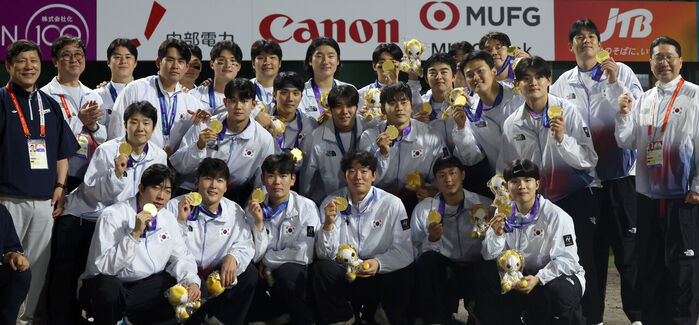 South Korean national team players, who won the gold medal at the baseball final of the 2026 Aichi-Nagoya Asian Games held at the Toyohashi Municipal Baseball Stadium in Aichi Prefecture, Japan, on the 27th, pose for a commemorative photo with Minister of Culture, Sports and Tourism Choi Hwi-young and Korea Baseball Organization (KBO) Commissioner Huh Koo-youn. (Photo: Yonhap News)