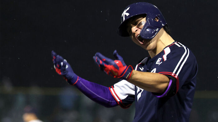 South Korea's Kim Do-young roars after hitting a go-ahead hit with two outs and runners on first and third in the top of the 8th inning during the South Korea-Japan baseball final at the 2026 Aichi-Nagoya Asian Games at Toyohashi Municipal Baseball Stadium in Aichi Prefecture, Japan, on the 27th.