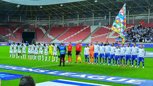 헝가리 데브레첸에서 열린 UEFA 네이션스리그 아일랜드와 이스라엘의 축구 경기에서 이스라엘과 아일랜드 선수들이 서 있다.