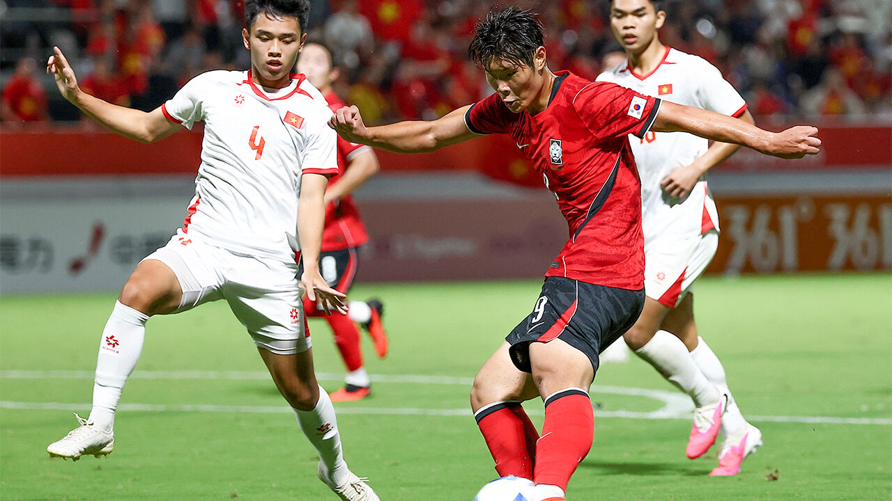 South Korea's Lee Young-jun scores his team's third goal during the men's football quarterfinal match against Vietnam at the 2026 Aichi-Nagoya Asian Games at Mizuho Park Rugby Stadium in Nagoya, Japan, on the 25th.