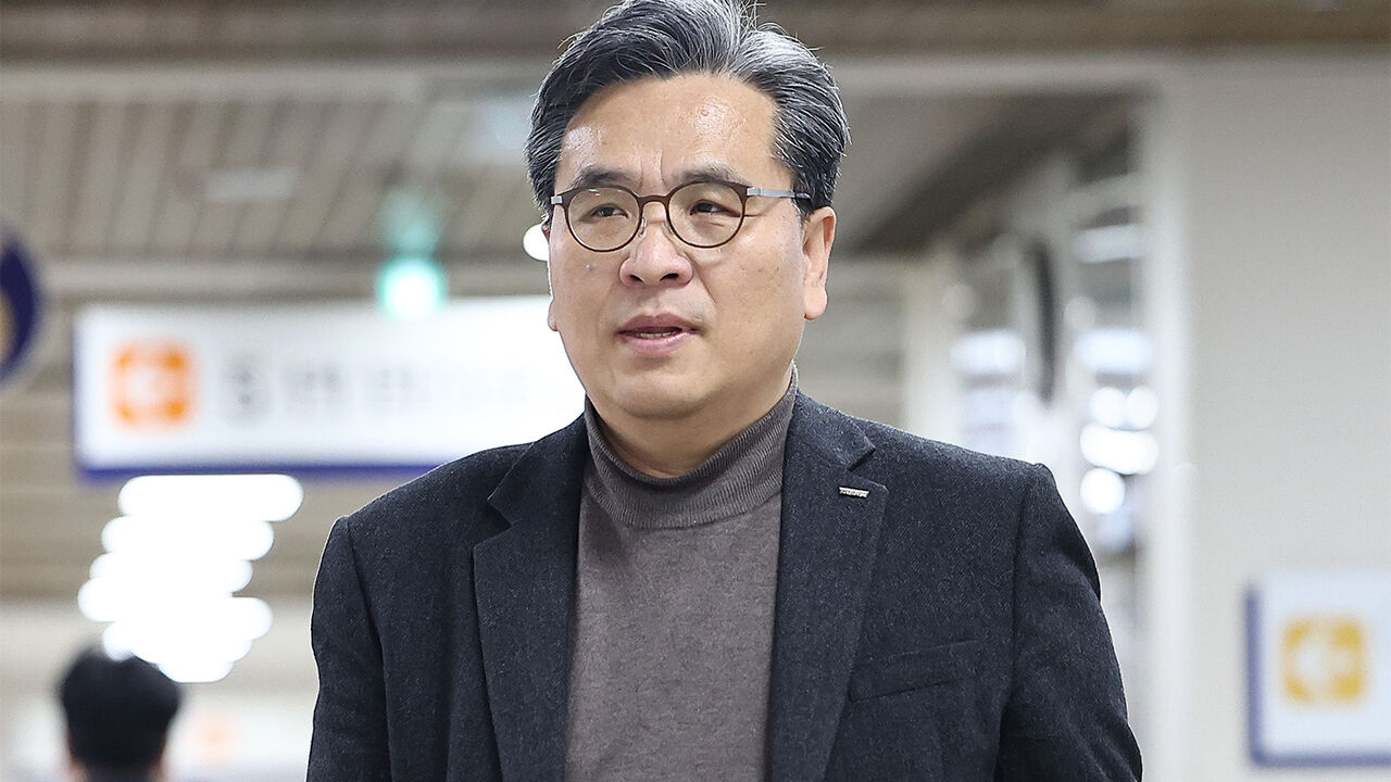 2020년 의료파업 당시 유튜브 채널에서 허위사실을 적시해 대한의사협회를 명예훼손한 혐의로 기소된 정천수 열린공감TV 당시 대표가 2024년 3월 19일 오후 서울 서초구 서울중앙지법에서 열린 1심 선고 공판에 출석하는 모습. 법원은 이날 정 대표에게 무죄를 선고했다. 