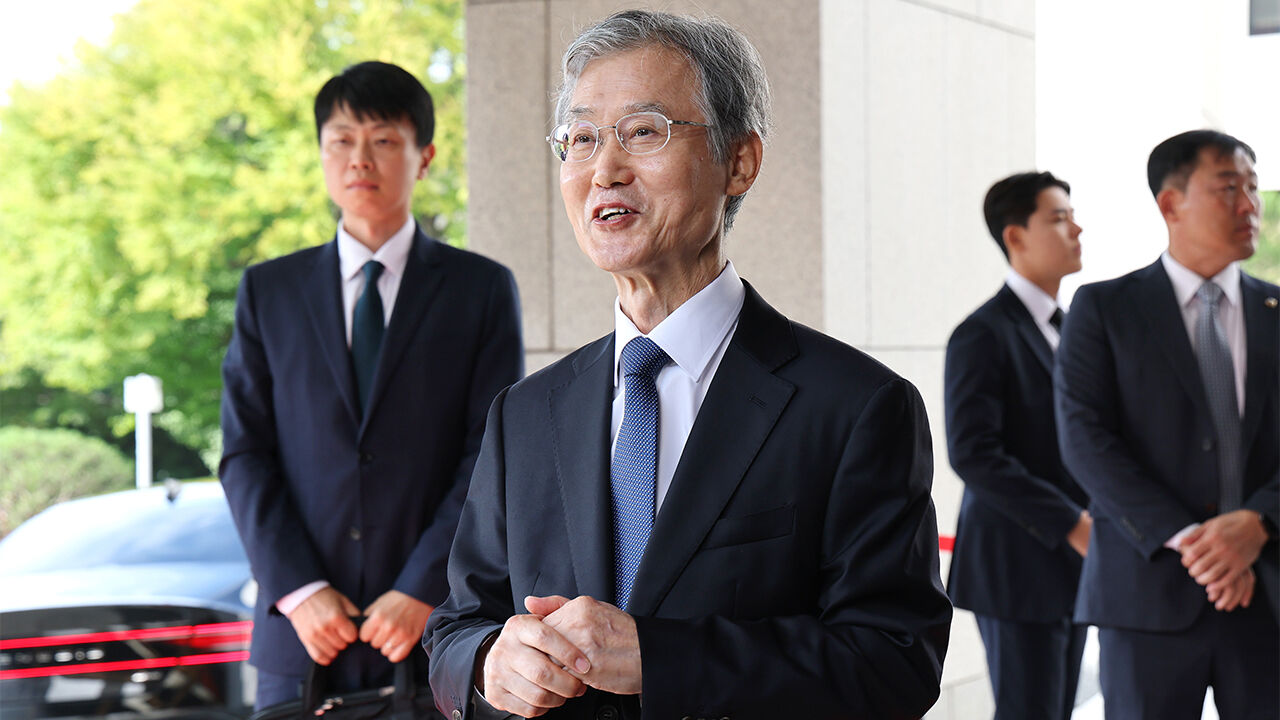 조희대 대법원장이 28일 서울 서초구 대법원으로 출근하며 취재진의 질문에 답변하고 있다.