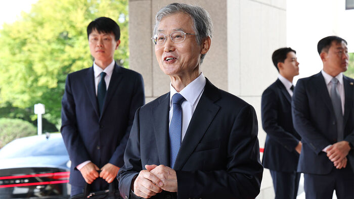 조희대 대법원장이 28일 서울 서초구 대법원으로 출근하며 취재진의 질문에 답변하고 있다.