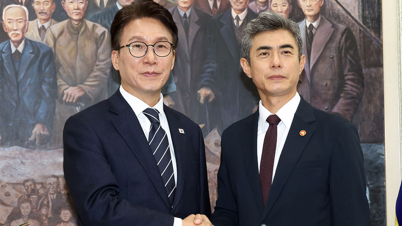 Democratic Party of Korea leader Kim Min-seok shakes hands with newly appointed Defense Minister Kang Shin-chul at the National Assembly on September 28.