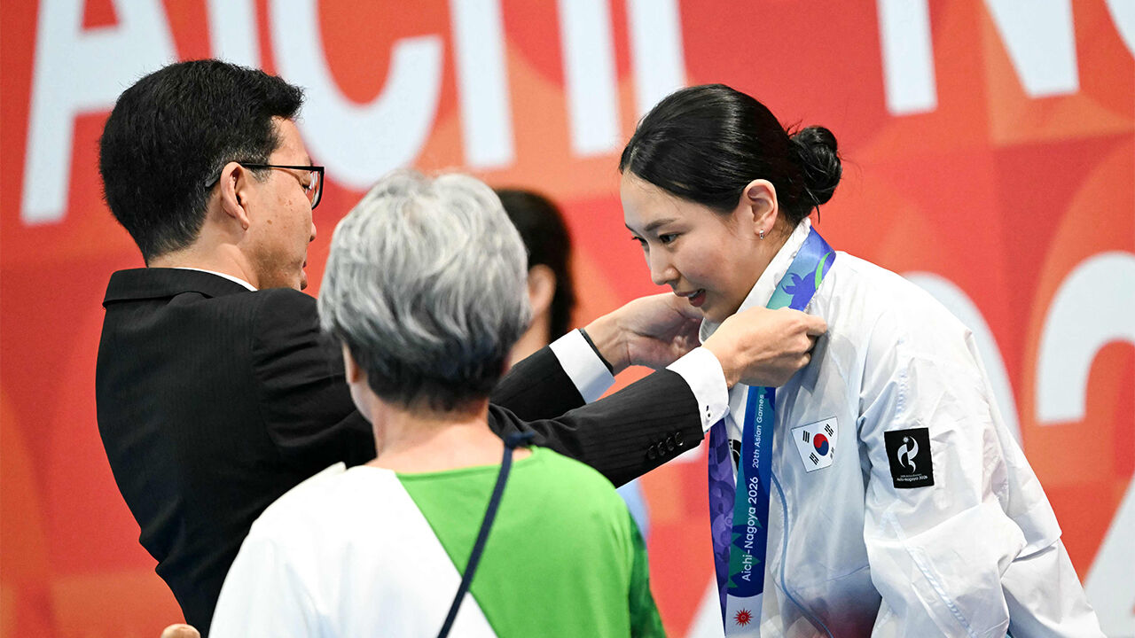 동메달을 목에 거는 김수지