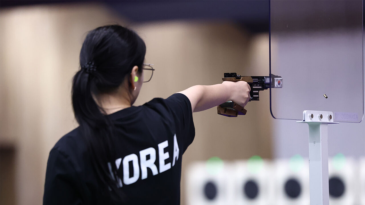 South Korea's Bong Seo-rin aims during the final of the women's 25m pistol event at the Aichi-Nagoya 2026 Asian Games at the Aichi Prefectural Shooting Range in Japan on the 28th. (Photo: Yonhap News)