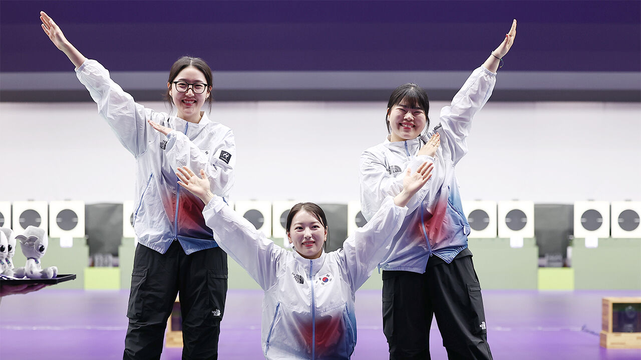 The medal ceremony for the women's 25m pistol team event at the 2026 Aichi-Nagoya Asian Games, held at the Aichi Prefectural Kasamatsu Shooting Range in Japan on the 28th. The silver-medalist South Korean team poses for a commemorative photo. From left: Yang Ji-in, Bong Seo-rin, Oh Ye-jin. (Photo: Yonhap News)