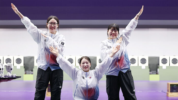 The medal ceremony for the women's 25m pistol team event at the 2026 Aichi-Nagoya Asian Games, held at the Aichi Prefectural Kasamatsu Shooting Range in Japan on the 28th. The silver-medalist South Korean team poses for a commemorative photo. From left: Yang Ji-in, Bong Seo-rin, Oh Ye-jin. (Photo: Yonhap News)
