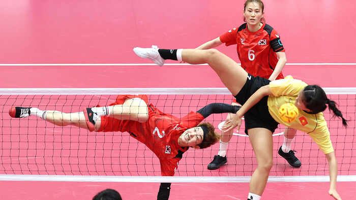 The women's doubles sepaktakraw semifinal match between South Korea and Vietnam at the 2026 Aichi-Nagoya Asian Games, held at the Mizuho Park Gymnasium in Nagoya, Japan on the 28th. South Korea's Han Ye-ji attempts an attack. (Photo: Yonhap News)