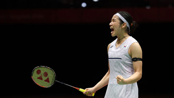 The badminton women's singles semifinal at the 2026 Aichi-Nagoya Asian Games, held at the Ichinomiya City Gymnasium in Aichi Prefecture, Japan on the 28th. South Korea's An Se-young celebrates after defeating China's Chen Yufei 2-0 in set score. (Photo: Yonhap News)