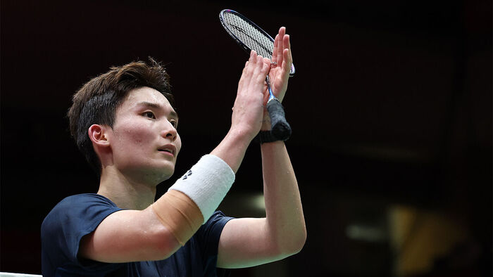 The badminton men's singles semifinal at the 2026 Aichi-Nagoya Asian Games, held at the Ichinomiya City Gymnasium in Aichi Prefecture, Japan on the 28th. South Korea's Yoo Tae-bin greets cheering fans after losing his match against Singapore's Loh Kean Yew. (Photo: Yonhap News)