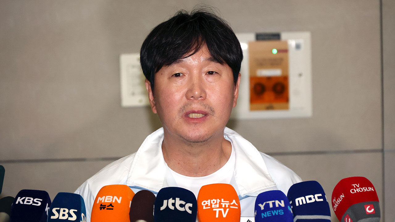 "모든 걸 걸 수밖에"…금메달 따고서야 털어놓은 류지현 감독의 속마음 (귀국 인터뷰)