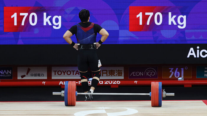 South Korea's Won Jong-bum fails his 3rd snatch attempt of 170kg during the men's 95kg weightlifting final at the Fukiage Hall in Nagoya, Japan, on September 28. (Photo: Yonhap News)
