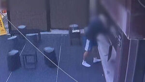 카페로 숨자 "30초 후 '덜컹'"&hellip;CCTV 찍힌 공포 순간