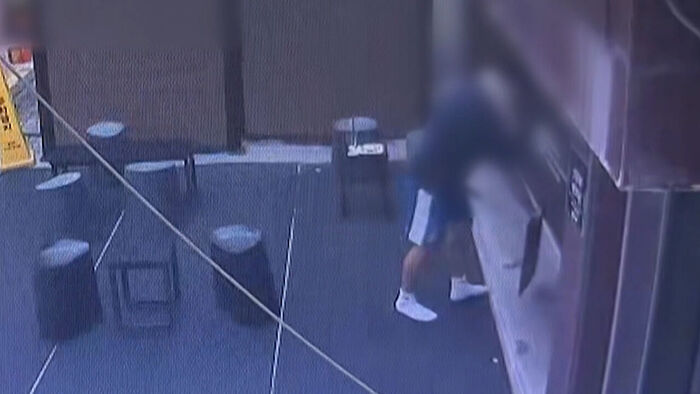 카페로 숨자 "30초 후 '덜컹'"&hellip;CCTV 찍힌 공포 순간