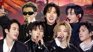그룹 방탄소년단 멤버 7명이 마이크를 들고 무대에서 환하게 웃고 있는 모습