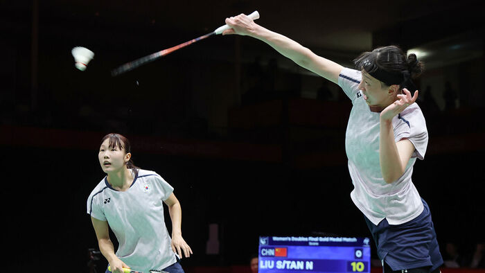 The women's doubles badminton final of the 2026 Aichi-Nagoya Asian Games between South Korea's Lee So-hee and Baek Ha-na and China's Liu Shengshu and Tan Ning. Lee So-hee and Baek Ha-na are playing the match. (Photo: Yonhap News)