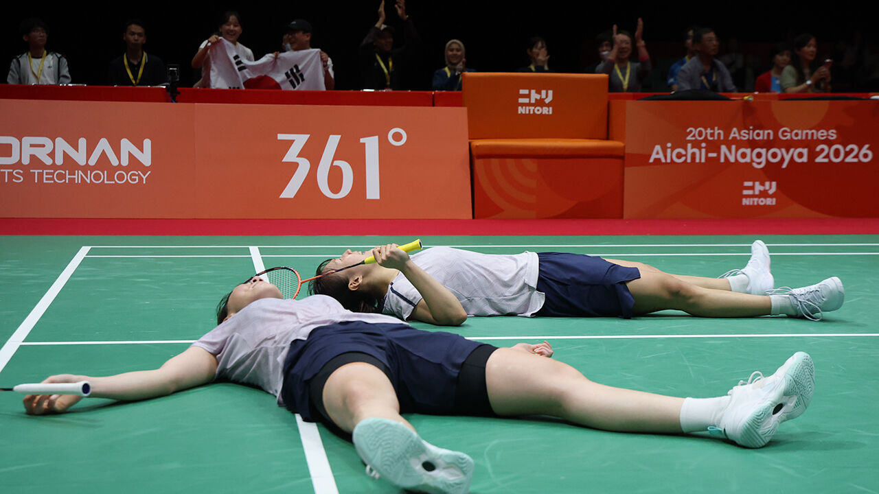 The women's doubles badminton final of the 2026 Aichi-Nagoya Asian Games between South Korea's Lee So-hee and Baek Ha-na and China's Liu Shengshu and Tan Ning. Lee So-hee and Baek Ha-na rejoice after winning the match and capturing the gold medal. (Photo: Yonhap News)