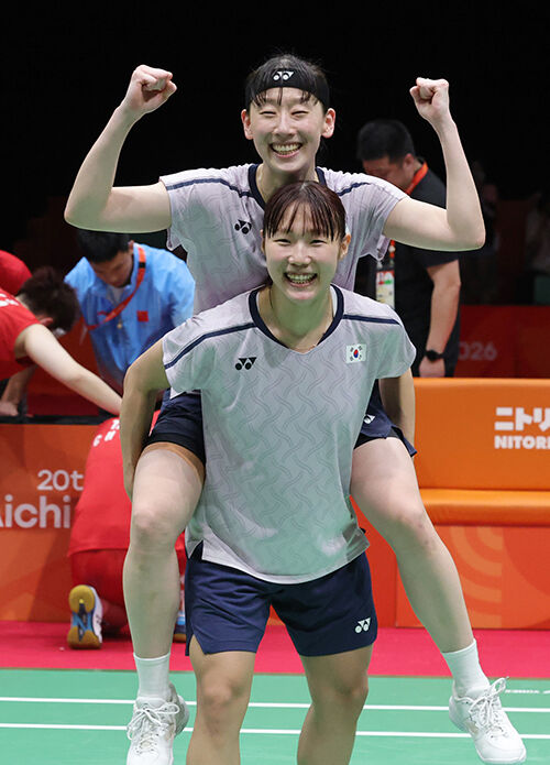 The women's doubles badminton final of the 2026 Aichi-Nagoya Asian Games between South Korea's Lee So-hee and Baek Ha-na and China's Liu Shengshu and Tan Ning. Lee So-hee and Baek Ha-na rejoice after winning the match and capturing the gold medal. (Photo: Yonhap News)