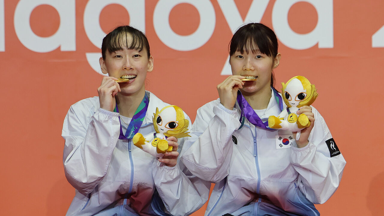 South Korea's Lee So-hee and Baek Ha-na, who won the gold medal in the women's doubles badminton at the 2026 Aichi-Nagoya Asian Games held at the Ichinomiya City Gymnasium in Aichi Prefecture, Japan, on the 29th, show off their medals. (Photo: Yonhap News)