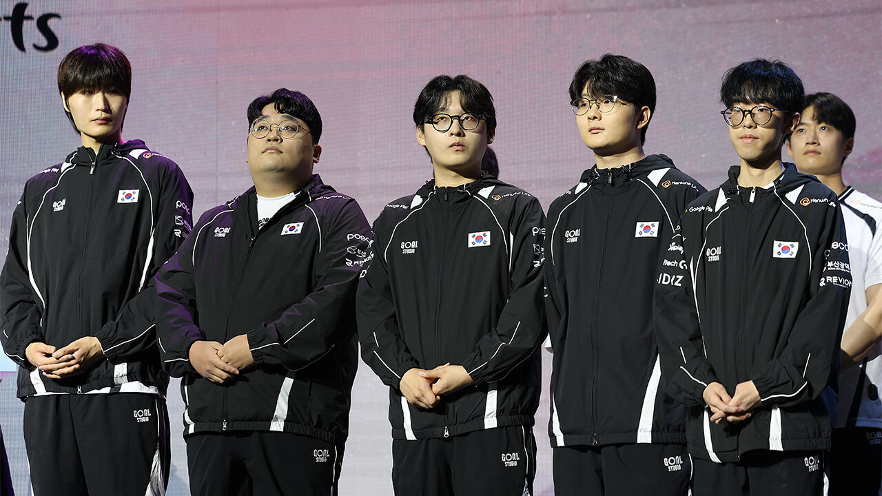 Athletes competing in the PUBG event enter the official delegation ceremony for the South Korean eSports national team for the Aichi-Nagoya Asian Games, held on September 25 at the Sangam Cube Convention Center in Mapo-gu, Seoul. From left: Kim Jun-ha, Park Sang-chul, Song Su-an, Jeon Hyun-bin, and Jung Yu-chan. (Photo: Yonhap News)