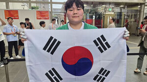 29일 일본 나고야 아이치현 무도관에서 열린 2026 아이치&middot;나고야 아시안게임 쿠라시 여자 87kg 초과급 결승에서 우승한 김민영(21&middot;한국체대)이 기념 사진 촬영에 임하고 있다. (사진=연합뉴스)