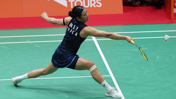 The women's singles badminton final between South Korea's An Se-young and Japan's Akane Yamaguchi at the 2026 Aichi-Nagoya Asian Games. South Korea's An Se-young hits the shuttlecock over the net. (Photo: Yonhap News)
