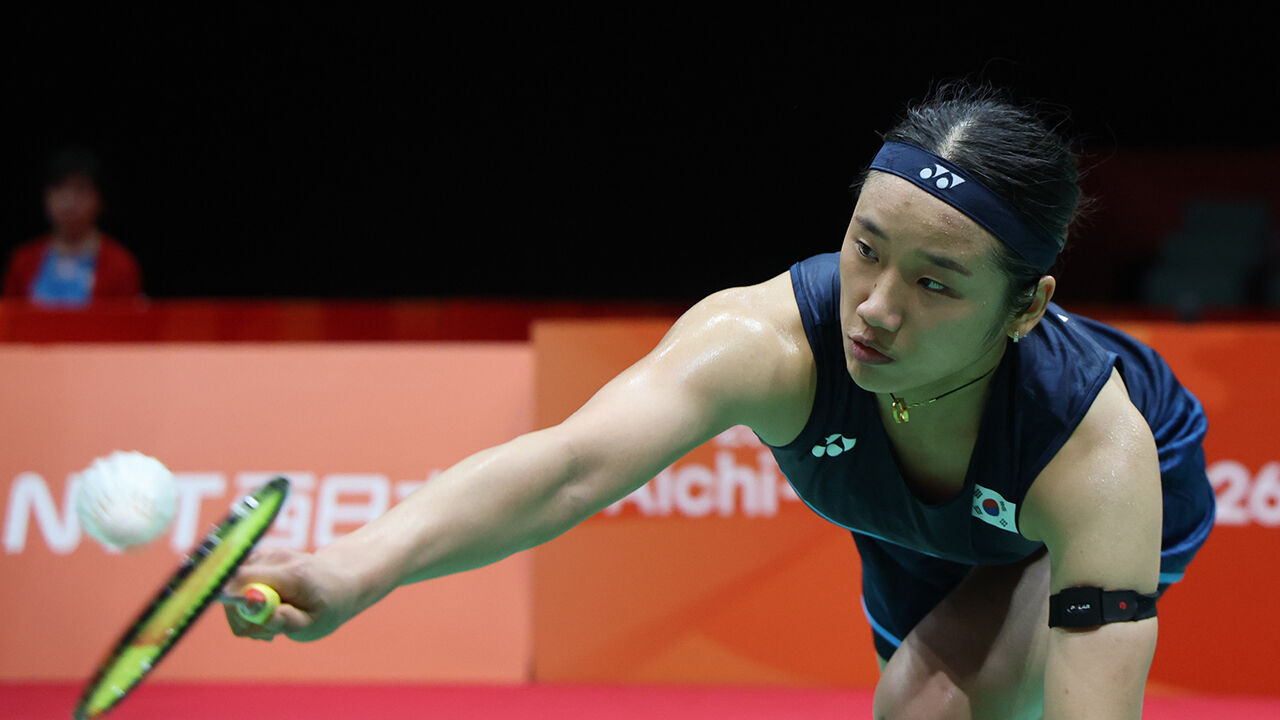 The women's singles badminton final between South Korea's An Se-young and Japan's Akane Yamaguchi at the 2026 Aichi-Nagoya Asian Games. South Korea's An Se-young hits the shuttlecock over the net. (Photo: Yonhap News)