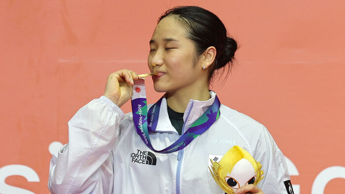 South Korea's An Se-young kisses her gold medal after winning the badminton women's singles final at the 2026 Aichi-Nagoya Asian Games at the Ichinomiya City Gymnasium in Aichi Prefecture, Japan, on the 29th. (Photo: Yonhap News)