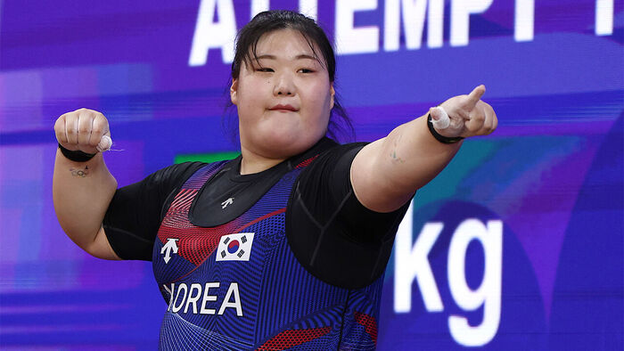 South Korea's Park Hyejeong celebrates after successfully lifting 133 kg in her third snatch attempt during the women's +86kg weightlifting final at the 2026 Aichi-Nagoya Asian Games held at the Nagoya City Small and Medium Enterprise Promotion Center in Aichi Prefecture, Japan, on the 29th. (Photo: Yonhap News)