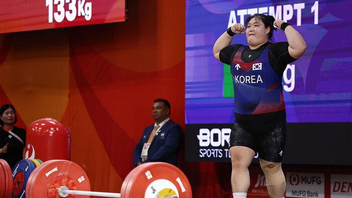 South Korea's Park Hye-jeong successfully lifts 133 kg in her third snatch attempt during the final of the women's over 86 kg weightlifting event at the 2026 Aichi-Nagoya Asian Games, held at the Nagoya City Small and Medium Enterprise Promotion Hall in Aichi Prefecture, Japan, on the 29th. (Photo: Yonhap News)