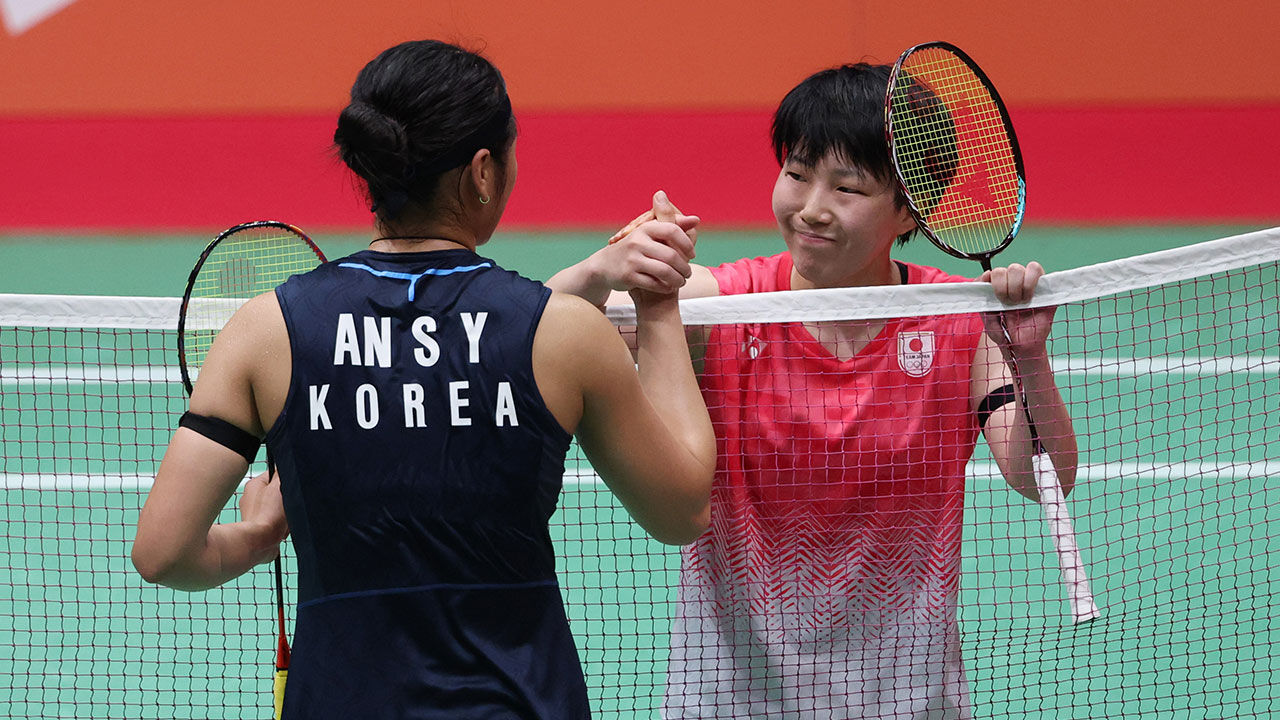 South Korea's An Se-young, who won the gold medal with a 2-0 victory, greets Japan's Akane Yamaguchi after the badminton women's singles final between South Korea and Japan at the 2026 Aichi-Nagoya Asian Games held at the Ichinomiya City Gymnasium in Aichi Prefecture, Japan, on the 29th. (Photo: Yonhap News)
