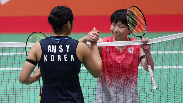 South Korea's An Se-young, who won the gold medal with a 2-0 victory, greets Japan's Akane Yamaguchi after the badminton women's singles final between South Korea and Japan at the 2026 Aichi-Nagoya Asian Games held at the Ichinomiya City Gymnasium in Aichi Prefecture, Japan, on the 29th. (Photo: Yonhap News)