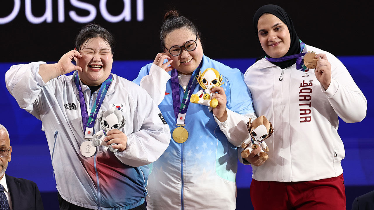 Park Hye-jeong smiles brightly with her silver medal after lifting a total of 300kg (133kg in snatch, 167kg in clean and jerk) in the women's +86kg weightlifting event at the 2026 Aichi-Nagoya Asian Games held at the Nagoya City International Exhibition Hall in Aichi Prefecture, Japan, on the 29th. (Photo: Yonhap News)