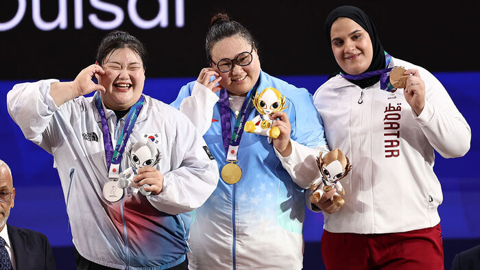 Park Hye-jeong smiles brightly with her silver medal after lifting a total of 300kg (133kg in snatch, 167kg in clean and jerk) in the women's +86kg weightlifting event at the 2026 Aichi-Nagoya Asian Games held at the Nagoya City International Exhibition Hall in Aichi Prefecture, Japan, on the 29th. (Photo: Yonhap News)