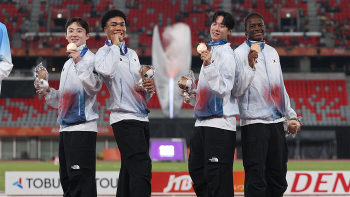 South Korean athletes Seo Min-jun (from left), Namadi Joel Jin, Lee Jae-sung, and Bewsa Daniel Kasama smile brightly during the medal ceremony for the men's 400m relay at the athletics venue of the 2026 Aichi-Nagoya Asian Games at Mizuho Park Stadium in Nagoya, Aichi Prefecture, Japan, on the 29th. (Photo: Yonhap News)