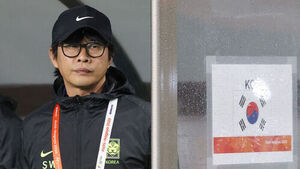 29일 일본 시즈오카현 후쿠로이의 시즈오카 스타디움 에코파에서 열린 2026 아이치&middot;나고야 아시안게임 여자 축구 준결승 대한민국과 일본의 경기. 경기 시작 전 한국 신상우 감독이 선수들을 바라보고 있다. (사진=연합뉴스)