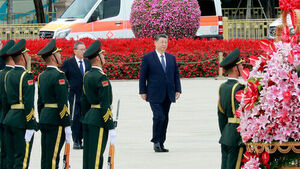 Xi Jinping Lays Wreaths at Monument to the People's Heroes Ahead of National Day, Emphasizing 'Heroic Spirit'
