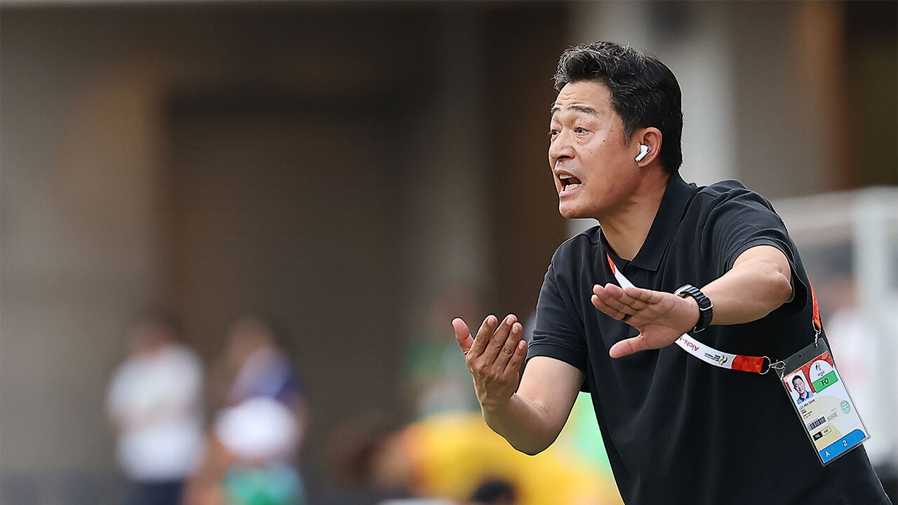 30일 일본 오사카 나가이 스타디움에서 열린 2026 아이치·나고야 아시안게임 남자 축구 준결승 대한민국과 중국의 경기. 한국 이민성 감독이 작전을 지시하고 있다. (사진=연합뉴스)