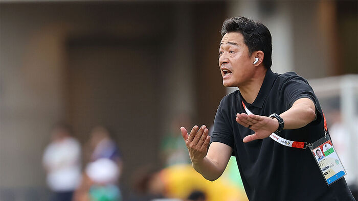 30일 일본 오사카 나가이 스타디움에서 열린 2026 아이치·나고야 아시안게임 남자 축구 준결승 대한민국과 중국의 경기. 한국 이민성 감독이 작전을 지시하고 있다. (사진=연합뉴스)