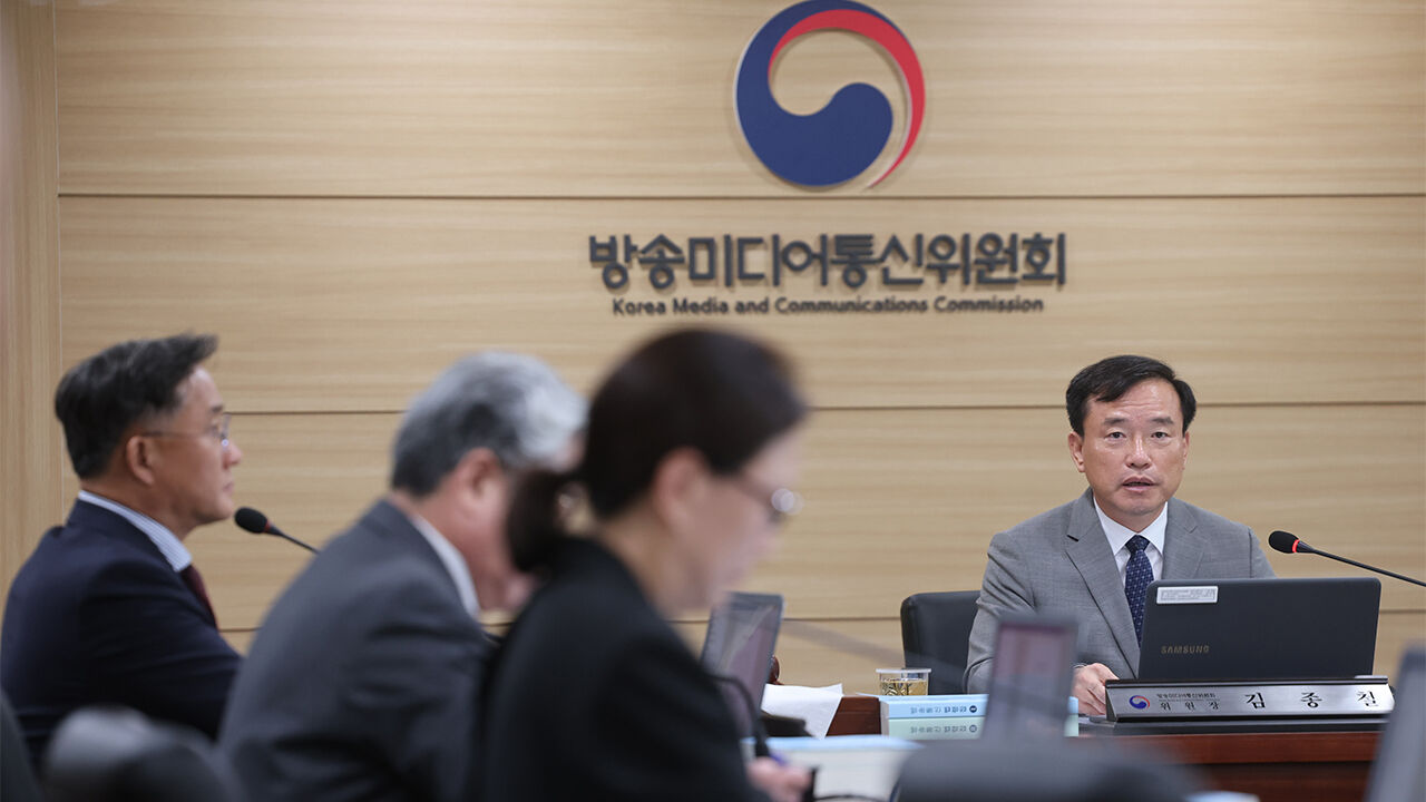 30일 정부과천청사 방송미디어통신위원회에서 열린 2026년 제39차 위원회 회의에서 김종철 위원장이 발언하고 있다. (사진=연합뉴스)