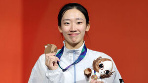 30일 일본 나고야 국제전시장에서 열린 2026 아이치&middot;나고야 아시안게임 스포츠클라이밍 여자 스피드 결승 경기에서 동메달을 획득한 정지민이 시상대에 올라 포즈를 취하고 있다. (사진=연합뉴스)
