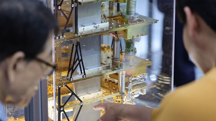 People examining a quantum computer (Photo: Yonhap News)