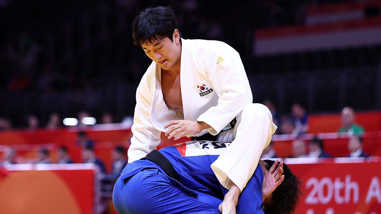 South Korea's Lee Joon-hwan competes against Hong Kong's Lee Kwok Wing in the men's 81kg judo quarterfinals at the Aichi International Arena in Nagoya, Japan, on October 1.